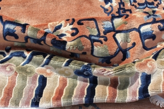 "Manchester" Peking northeast china of about 1930, high quality Manchester wool, this magnificant carpet in first class quality is convincing by very decorate design and expressiveness of colours. on the foto you  ...