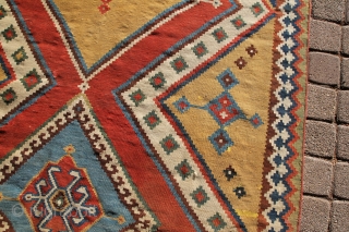 very fine Gaschgai Kelim antique around 1880
Wool on Wool, very good condition.
Size: 252 x 140 cm                 