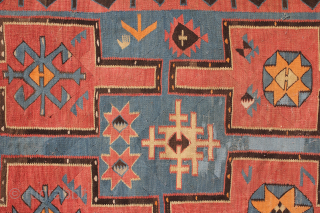Awar Kelim Late 19th century with signs of age and wear, in generally good condition.
Si ze: 427x124cm