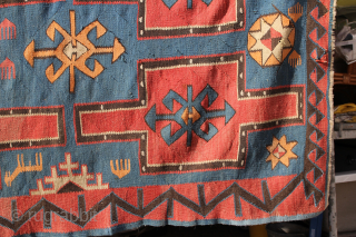 Awar Kelim Late 19th century with signs of age and wear, in generally good condition.
Si ze: 427x124cm