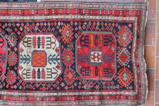Chaili Southeast Caucasus Mogan region,around 1900 uniform low carpet pile.
Sitze: 210x117cm
Price: 400€