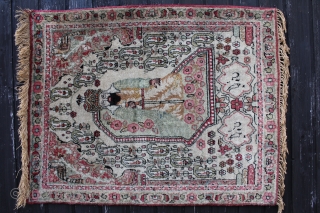 Pictory Kirman, Persian around 1880 showing the Persian King Keeykawus on his Throne,
Signet, Carpet is in a very good condition 
Size: 80x60cm           