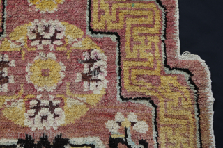 Tibet Throne back rug Meiji Periode 1868 - 1912 fragmentary state.
Size: 65x65cm Price: 650€                   