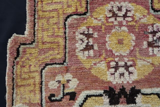 Tibet Throne back rug Meiji Periode 1868 - 1912 fragmentary state.
Size: 65x65cm Price: 650€                   