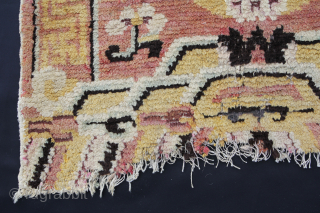 Tibet Throne back rug Meiji Periode 1868 - 1912 fragmentary state.
Size: 65x65cm Price: 650€                   