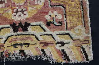 Tibet Throne back rug Meiji Periode 1868 - 1912 fragmentary state.
Size: 65x65cm Price: 650€                   