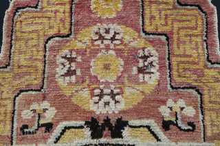 Tibet Throne back rug Meiji Periode 1868 - 1912 fragmentary state.
Size: 65x65cm Price: 650€                   