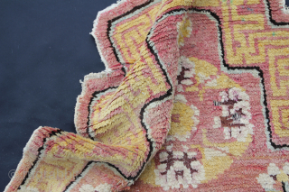 Tibet Throne back rug Meiji Periode 1868 - 1912 fragmentary state.
Size: 65x65cm Price: 650€                   