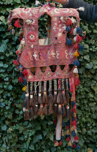 Uzbek camel head dress, made with care, feathers, metal threads, ikat, horse hair. 
some softening of the colours, reasonable condition. 
please use contactform on www.beamol.nl        