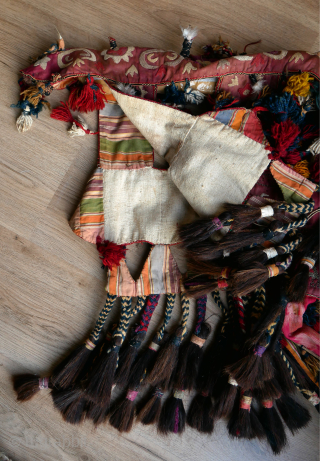 Uzbek camel head dress, made with care, feathers, metal threads, ikat, horse hair. 
some softening of the colours, reasonable condition. 
please use contactform on www.beamol.nl        