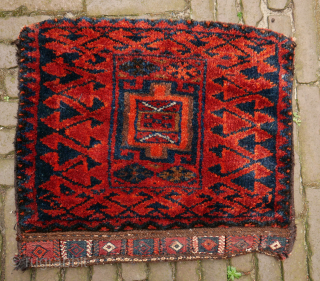  Luri bag, very soft shiny wool, warm colors, hard to photograph. nice! traces of use by the nomads at the two corners, otherwise very good condition. 51 x 44 cm. please  ...