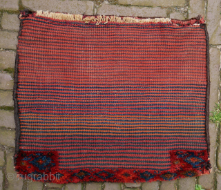  Luri bag, very soft shiny wool, warm colors, hard to photograph. nice! traces of use by the nomads at the two corners, otherwise very good condition. 51 x 44 cm. please  ...