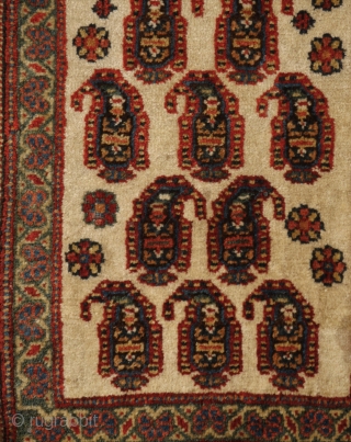 Unusual botteh bag face, Persian (could be of a Bakhtiari chanteh) fine weave, natural colors in good condition. parts of kilim remaining. 
29,5 x 39 cm.       