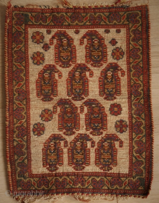 Unusual botteh bag face, Persian (could be of a Bakhtiari chanteh) fine weave, natural colors in good condition. parts of kilim remaining. 
29,5 x 39 cm.       