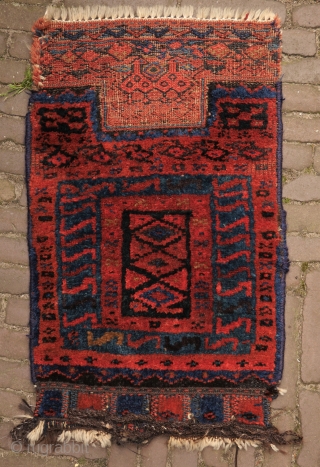 bakhtiari khordjin, with two birds. wool on wool, beautiful deep natural colours, full pile, traces of use at the left and right (picture 3), clean. 
a nice and rare tribal piece.   ...