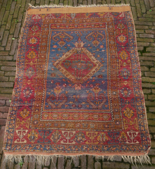 Yahyali small rug, Anatolia, beautiful colors, with royal blue, what's not to like? Good condition, some corrosion, a strong rug. 111 x 140 cm. please use contactform on www.beamol.nl    
