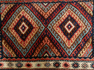 Jaf bag face, with thick, fat and soft wool, full pile. Good colours, except for one red. Old restoration, as found, priced accordingly, 68 x 109
Please use contactform on www.beamol.nl   
