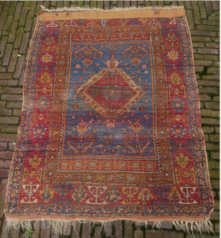 Lovely Yahyali small rug, Anatolia, beautiful colors, with royal blue. Good condition, some corrosion, a strong rug. 111 x 140 cm. please use contact form on www.beamol.