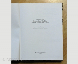 Indonesische Textilien. Wege zu Göttern und Ahnen 
Gebundene Ausgabe – 1984 
von B. Khan Majlis (Autor) 
Produktinformation
•	Gebundene Ausgabe
•	Verlag: Köln Deutsches Textilmuseum Krefeld, (1984)
•	Sprache: Deutsch
•	ISBN-10: 392315805X
•	ISBN-13: 978-3923158058
•	Verpackungsabmessungen: 27 x 21,8 x 3,2 cm  ...