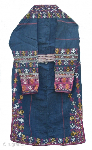 Chyrpy, Coat for a women
from the Turkmen Tekke
Silk Embroidery on Cotton
Early 20th centuy
Perfect Condition
About 115cm long
Please inquiry for more information
Thank you for visiting my website
www.m-beste.com        