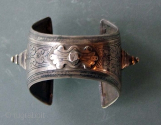 A bracelett, silver with niello-work, from Marocco, North Africa
19/20th century
Inner diameter about 6 cm                   