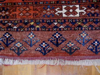 Ersari Turkmen chuval face with staggered rows of chuval guls, no secondary guls. Late 19th c. Generous size--35" x 58" (98cm x 147cm). Good condition. Rich stable vegetal dyes. Good pile all  ...