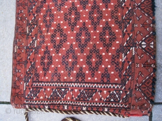 Antique Yomud complete torba in sumakh and kelim technique from circa 1910. All natural colours and in excellent condition.  Only one spot on the elem. It has still its flatwoven back,  ...