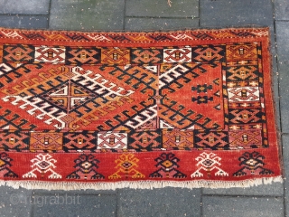 Antique Turkoman torba, most likely of Arabatchi origin, given the characteristic elem, decorated with ten " Kelle figures" and its soft clear orange red as field color
About 1850, natural colors and in  ...