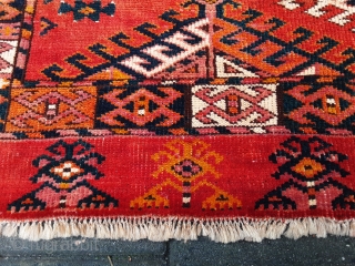 Antique Turkoman torba, most likely of Arabatchi origin, given the characteristic elem, decorated with ten " Kelle figures" and its soft clear orange red as field color
About 1850, natural colors and in  ...