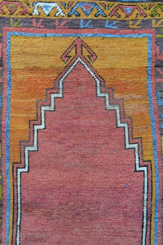 Konya prayer-rug with stunning red field and golden-yellow mihrab - 1.63 x 1.07m 
(5' 4" x 3' 6") - evenly low pile.           