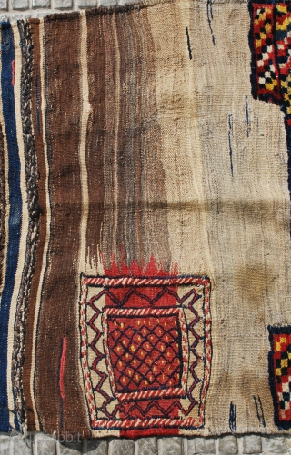 A very tribal Bakhtiari khorjin (double bag), prob. early 20th c. 90 x 240 cm. Unsewn sides. In good condition. Slight stains to one back. Very attractive pile parts and "fireplace" back  ...