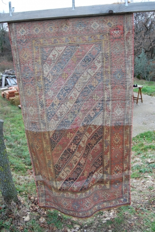 Gendje rug, cm 123x221, dated 1289 or 1873. Beautiful, colorful, beaten up, charming.... Heads and sides redone in the old days, one main restoration, see photo. Trace the two antropomorphic figurines.... Despite  ...