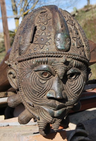 Benin royal  bronze HEAD OF Oba Edo KING. Cm 40x25 ca.  Weight is almost 6 kgs. Mid 20th century. Lost-wax casting technique. Unusually big mask of the head of an  ...