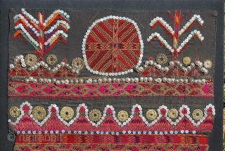 Kohistan textile. Cm 64x81. Very interesting piece. It's the front of a Jumlo, a woman dress.
                 
