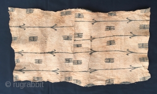 Mbuti pygmies tree bark cloth painting. Congo. Cm 45x85 ca. Early 20th century. Quiet, sparse decoration, great spacing. Provenance is a Belgian collection. Bought at auction. The painting was done with a  ...