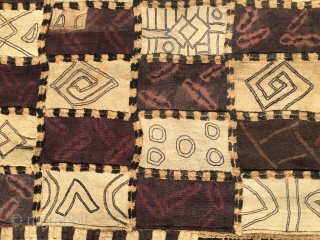 Museum quality Kuba ntschak Congo. Cm 625x85. Early 2oth c. Exceptional piece. 
This is a fantastic, in mint condition, raffia ntschak by the Bakuba tribal group in Congo. Extremely long, cm 625x85,  ...