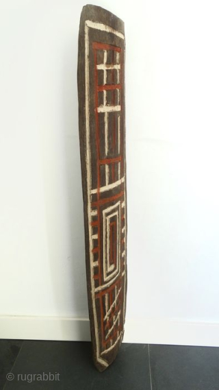 Papua New Guinea Cult house engraved wooden panel. Cm 145/56 in ca. 
Field collected mid 20th century by a Dutch collector in the Sepik river area mountains. 
Very hard wood, clay and  ...