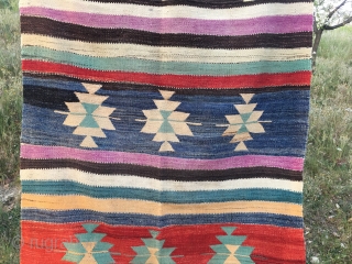 Vintage kilim from Beysehir, Konya region. Cm 124x184. Three rows each with three stars separated by colored stripes. Great, rich wool. In good condition. Highly decorative and inexpensive. € 260 plus shipping.l 