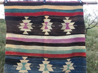 Vintage kilim from Beysehir, Konya region. Cm 124x184. Three rows each with three stars separated by colored stripes. Great, rich wool. In good condition. Highly decorative and inexpensive. € 260 plus shipping.l 