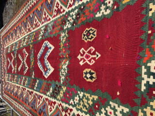 Shiraz long kilim
Cm 145x333
Beautiful and with great, great colors...
Lots of the so called dileks, wish/desire in Turkish
In very good condition, except for a small "bite" on one border.
More infos & pics on  ...