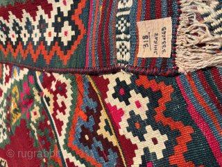 Shiraz long kilim
Cm 145x333
Beautiful and with great, great colors...
Lots of the so called dileks, wish/desire in Turkish
In very good condition, except for a small "bite" on one border.
More infos & pics on  ...