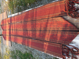 Turkmen Yomut/Yomud tent/yurt band.
Size is cm 28x1570 plus long fringes. Old enough to be considered antique, Imho over 100 years old. Beautiful, complete, in mint conditions.
Natural dyes.
Fantastic weaving quality.
I bought it long  ...