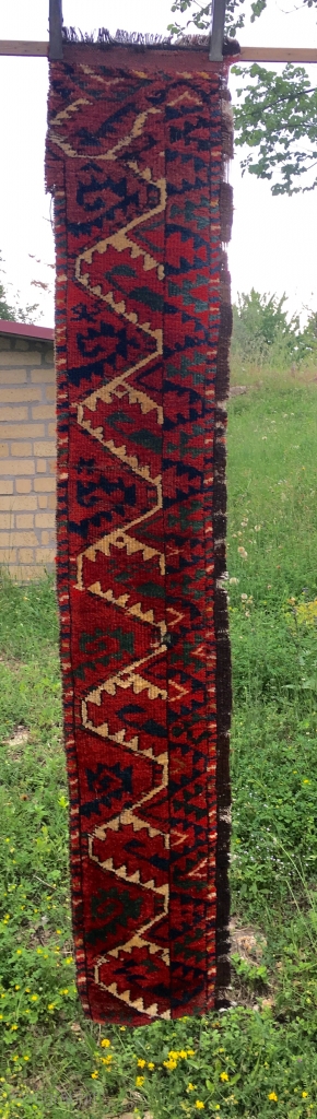 Turkman Ersari rug fragment. Cm 33x183. Imho first half 19th c. Fantastic colors. It has got a kind of Salorish flavour......isn't it?!

           