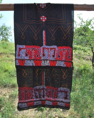 Rabari Banjara wedding shawl. Kutch, Gujarat. Vintage. Cm 285x100 ca. Beautifully, heavily embroidered ends in Keith Haring style Who copied or got inspired? Good condition. Lovely as a spread, on a sofa  ...