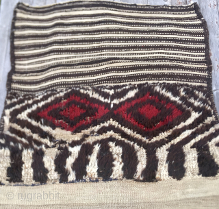 Grain bag by the Bakhtiari/Lori tribal group from Western Iran
Cm 112x152 - 1st q 20th century
This is an open TACHEH, also called grain bag, woven by the Bakhtiari/Lori.
Flaweave and pile weaving.
It's original,  ...