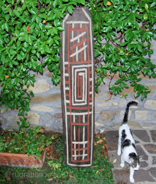 Papua New Guinea Cult house engraved wooden panel.
Cm 145/56 in ca.
Field collected mid 20th century by a Dutch collector in the Sepik river area mountains.
Very hard wood, clay and plant pigments coloring.
Such  ...