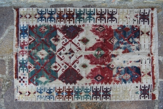 Adana kilim fragment. Mounted on canvas. Cm 136x86. Mid or second half 19th century. Bold colors, great character, poor condition, proud output. Hang it in your sitting room! Not exp.
More pics? See:  ...