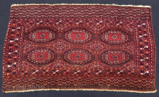 Turkmen
Saryk
çuval.
Cm 87x153- Second half 19th century. Six main Gul pattern. Wool, silk, cotton. Very fine weave. Lovely natural saturated colors. See madder red, cochineal, orange on a liverish brown background. Ex important  ...