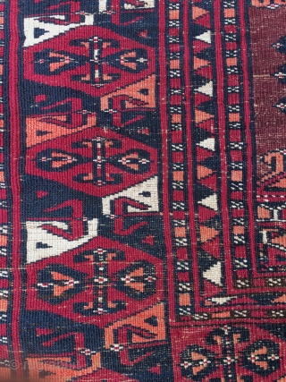 Turkmen
Saryk
çuval.
Cm 87x153- Second half 19th century. Six main Gul pattern. Wool, silk, cotton. Very fine weave. Lovely natural saturated colors. See madder red, cochineal, orange on a liverish brown background. Ex important  ...