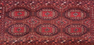 Turkmen
Saryk
çuval.
Cm 87x153- Second half 19th century. Six main Gul pattern. Wool, silk, cotton. Very fine weave. Lovely natural saturated colors. See madder red, cochineal, orange on a liverish brown background. Ex important  ...